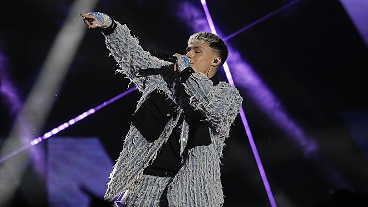 Almácor, finalista gracias a 'Brillos Platino', durante la segunda semifinal del Benidorm Fest 2024