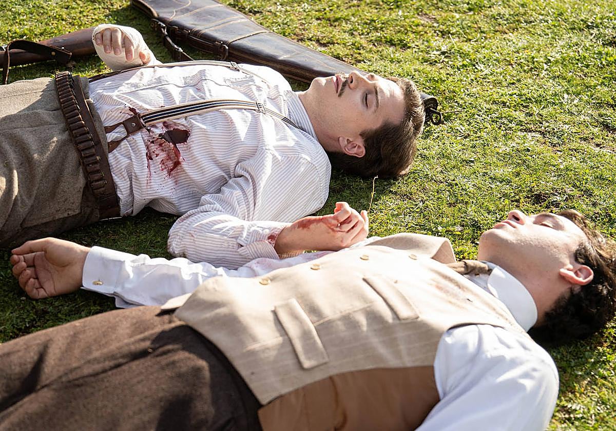 Marcos Orengo y Xavi Lock interpretan a Feliciano y Curro en 'La Promesa', cuyas vidas corren peligro tras ser heridos durante una montería