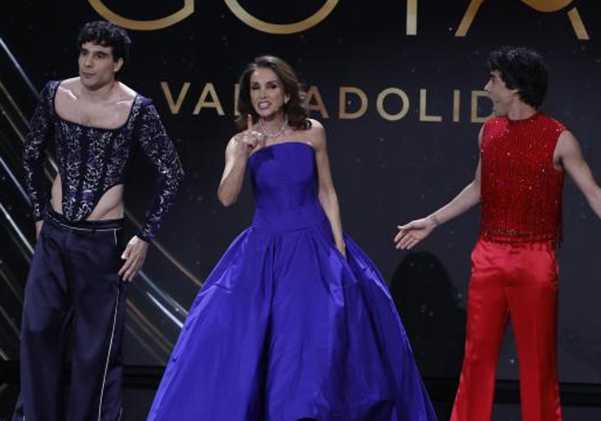 La actriz Ana Belén y los realizadores Javier Ambrossi (d) y Javier Calvo durante la ceremonia de entrega de la 38 edición de los Premios Goya