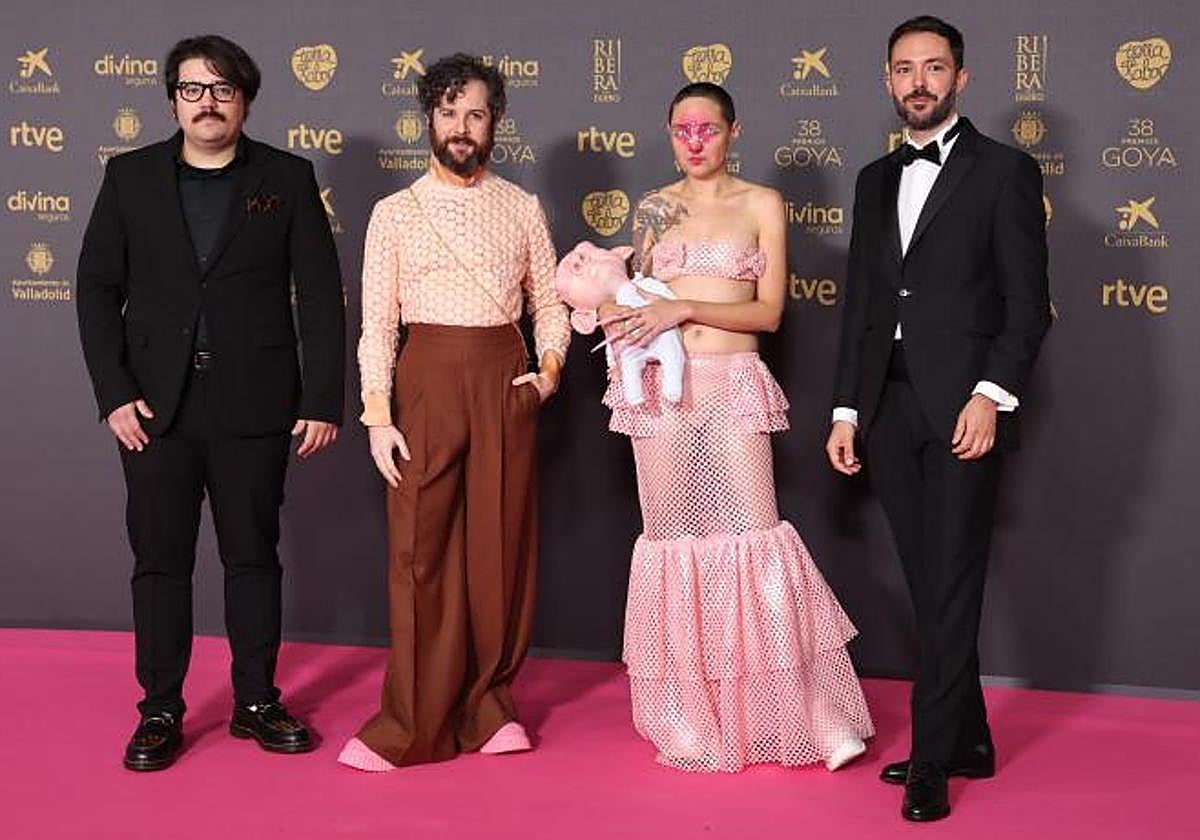 La animadora Carla Pereira posa en la alfombra rosa previa a la gala de la 38 edición de los Premios Goya junto a su equipo