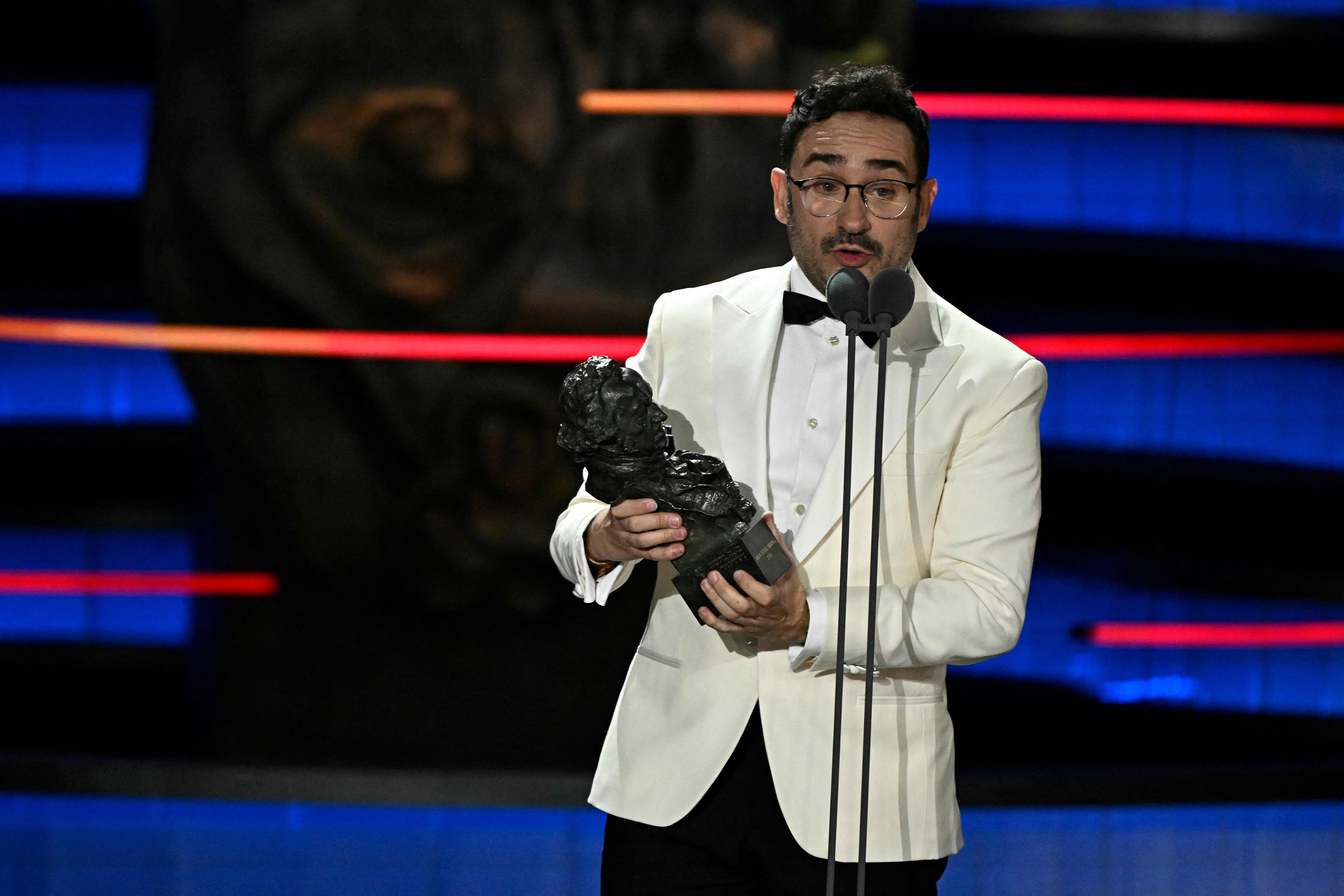 Juan Antonio Bayona recoge el Goya a Mejor Música Original en nombre del compositor Michael Giacchino por su trabajo en 'La sociedad de la nieve'.