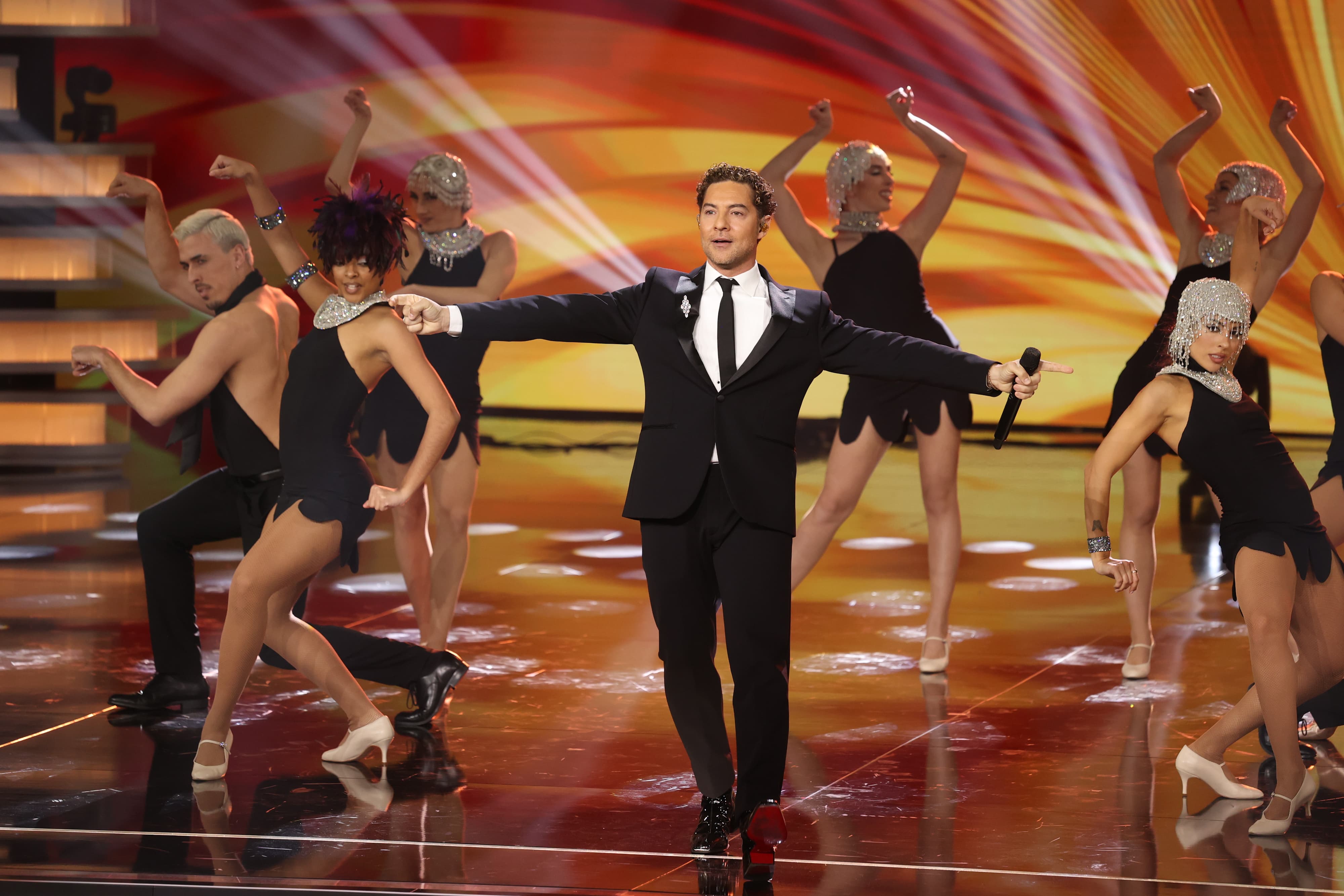 David Bisbal, interpretando 'Mi gran noche' al principio de la gala. Es la primera vez que el cantante participa en la gran fiesta del cine español , tal y como comentó él mismo en la alfombra rosa. 