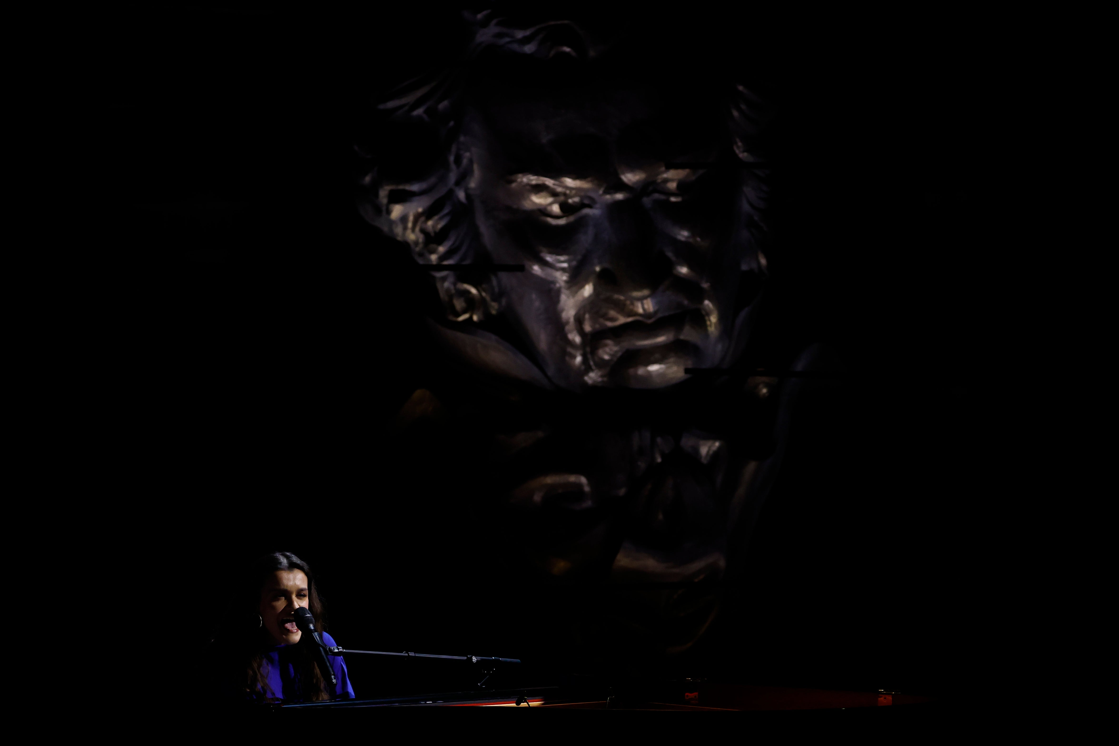 Amaia Romero, al inicio de la ceremonia, interpretando al piano 'Mi gran noche', minutos antes de que Bisbal saliera al escenario para continuar la canción. 
