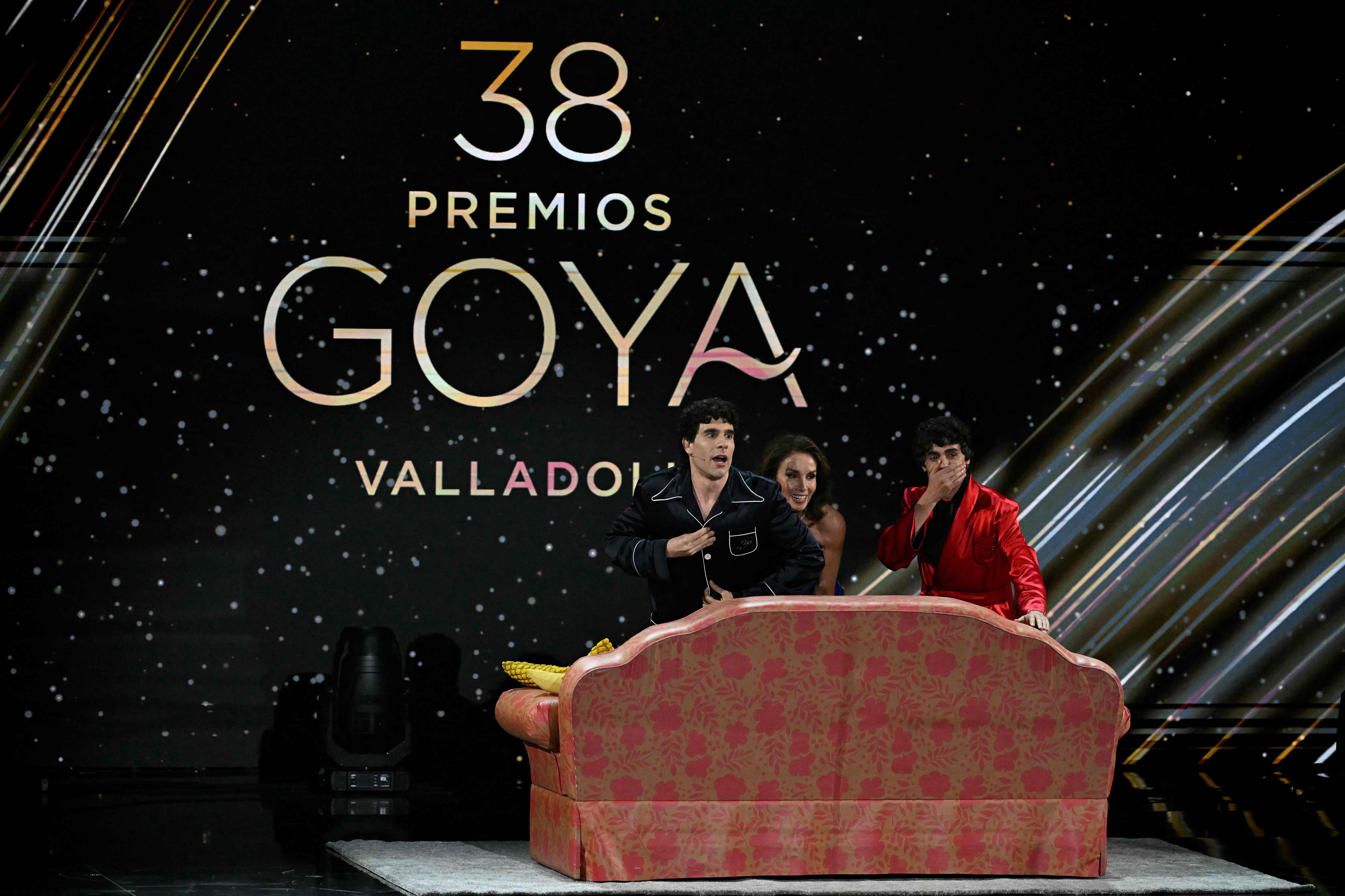 Los Javis empezaron la gala en pijama, despertados por Ana Belén en medio de un sueño: presentar la gran fiesta del cine español.