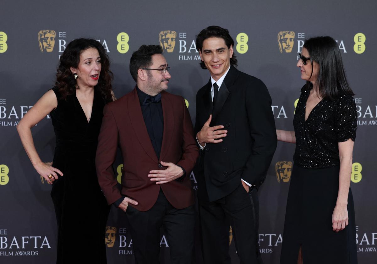 Sandra Hermida, J. A. Bayona, Enzo Vogrincic y Belen Atienza en la llegada a los Bafta