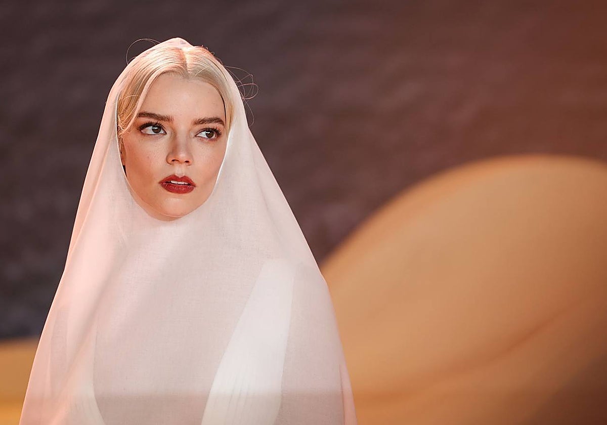 La actriz de 27 años lució un vestido blanco escotado junto con el velo en la cabeza que recordaba a un hijab