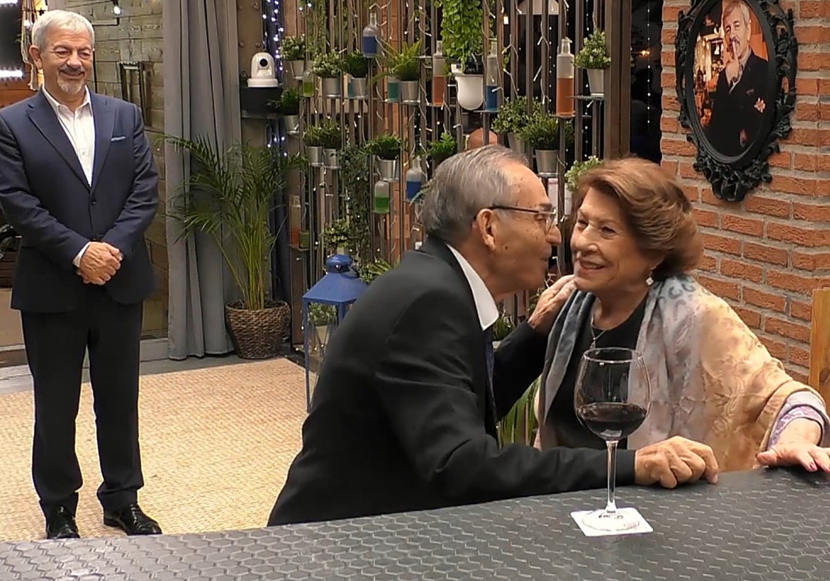 José saluda a Encarna en el restaurante de 'First Dates'.