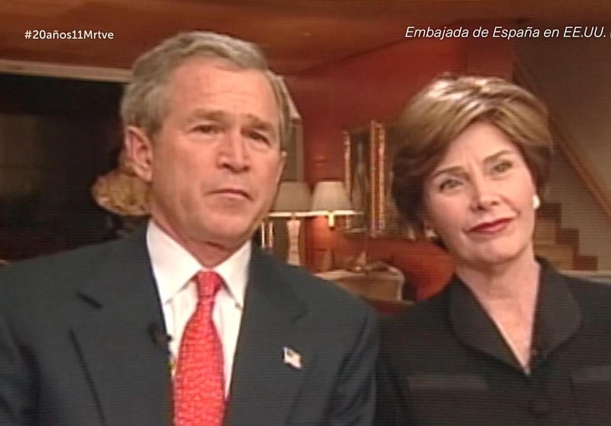 Imagen de George Bush y la primera dama durante la entrevista con Lorenzo Milá el 12 de marzo de 2004