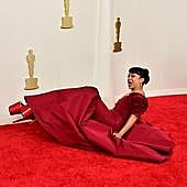 La aparatosa caída de la actriz Liza Koshy en la alfombra roja de los Oscar