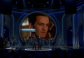 Andrea Bocelli y su hijo cantan un emotivo 'In Memoriam' que recuerda a Matthew Perry y Tina Turner, entre otros