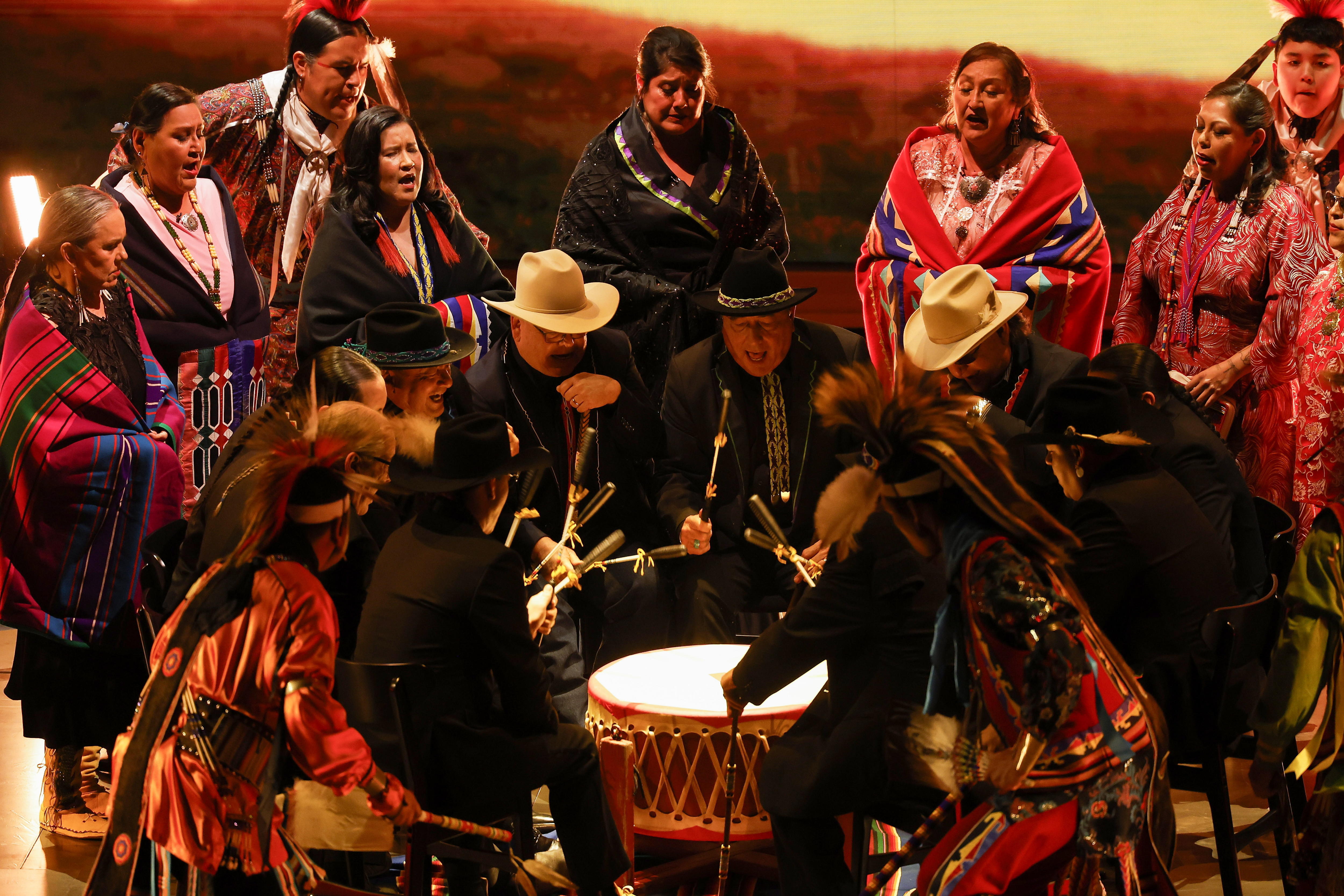 Cantantes y bailarines de Osage interpretan 'Wahzhazhe', la canción de la película 'Los asesinos de la luna'