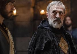 Muere el actor Adrian Schiller, uno de los protagonistas de 'The Last Kingdom', de manera repentina a los 60 años