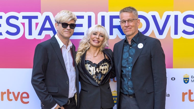 Mark Dasous y María Bas, con el embajador Teppo Tauriainen