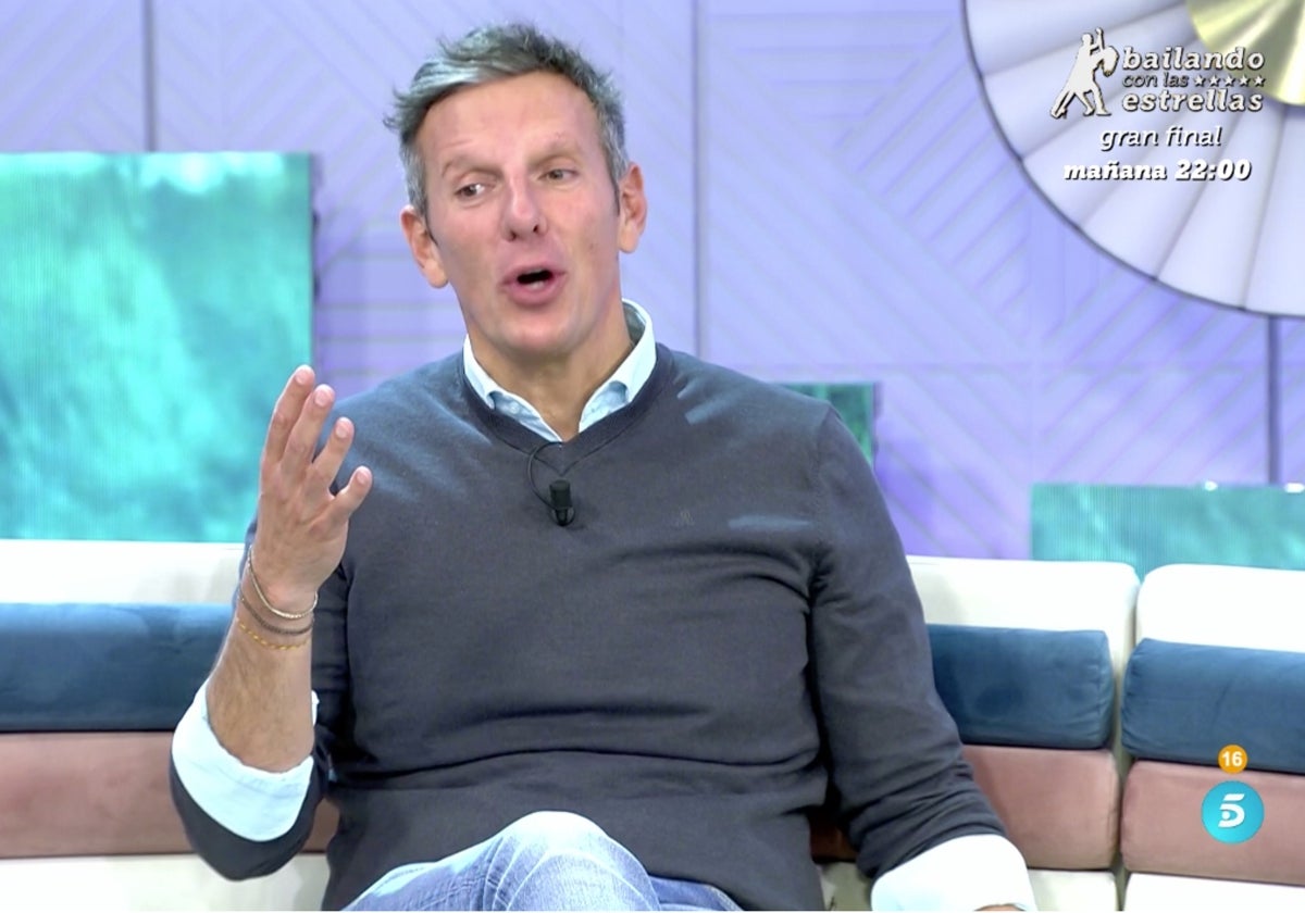 Joaquín Prat, presentador de 'Vamos a ver', ha visto cómo una telespectadora llamaba la atención del programa por lo que estaba ocurriendo.