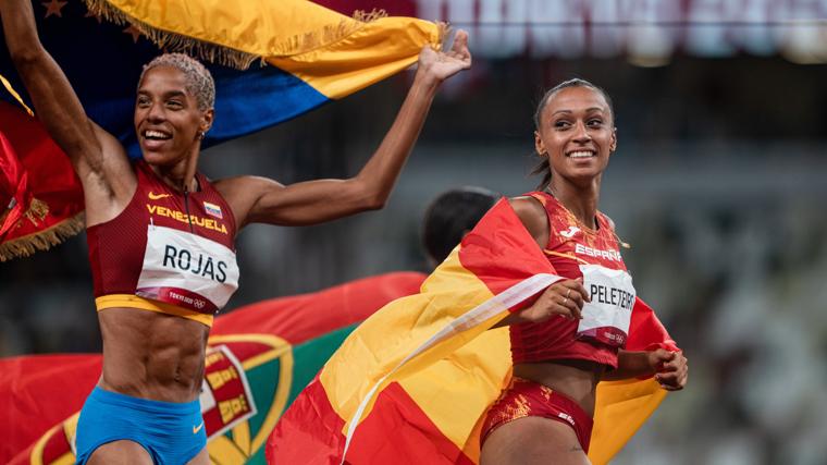 Ana Peleteiro, bronce en la final de triple salto de atletismo de Tokio 2020, junto a Yulimar Rojas