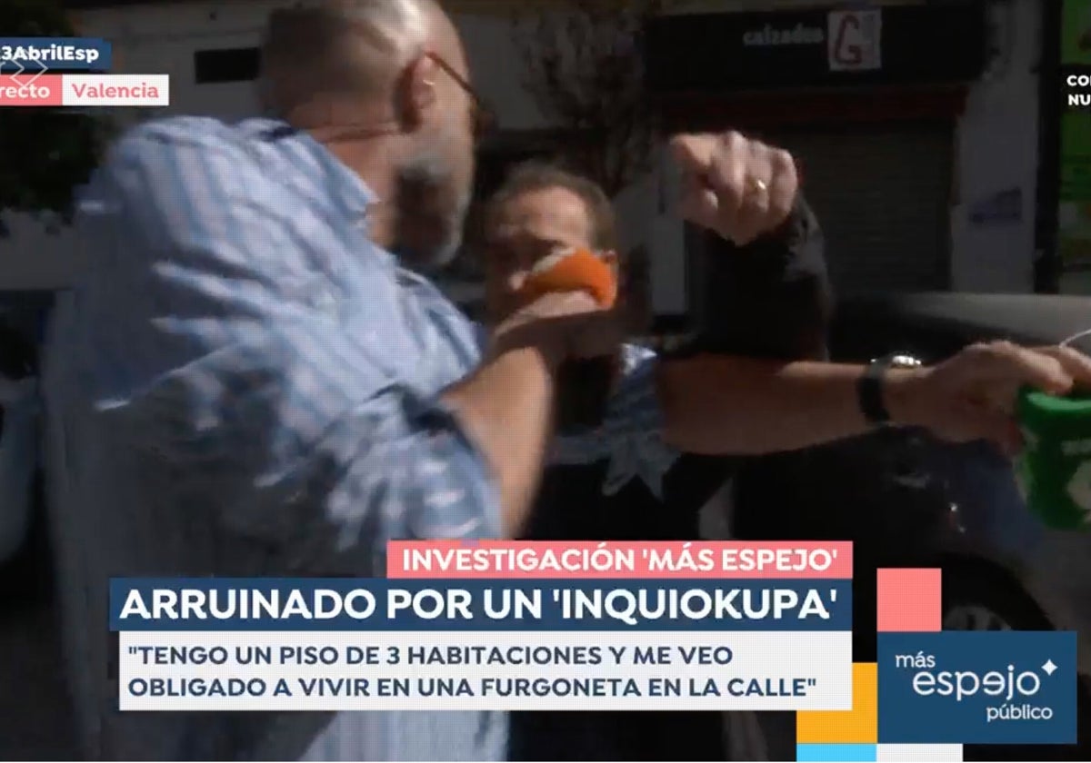 Momento del 'encontronazo' entre el reportero de 'Espejo Público' y el individuo.