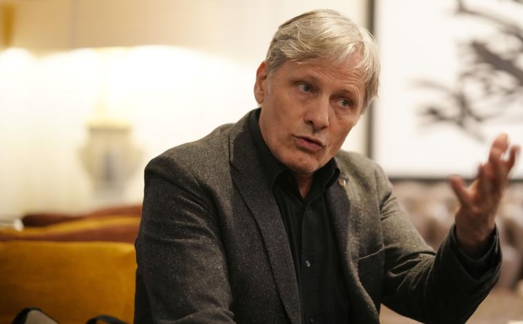 Imagen principal - Viggo Mortensen, durante su entrevista con ABC