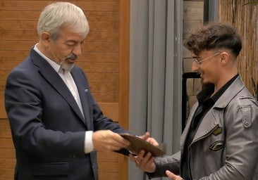 Un soltero deja descolocado a Carlos Sobera al hacer algo insólito en la historia de 'First Dates': «Para ahí»