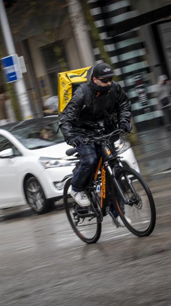 Un repartidor en bicicleta