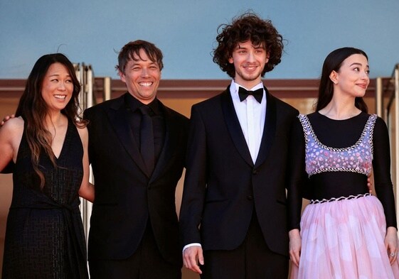 De izquierda da derecha; Samantha Quan, Sean Baker, Mark Eydelshteyn y Mikey Madison, este martes en Cannes, presentando 'Anora', la nueva película de Sean Baker