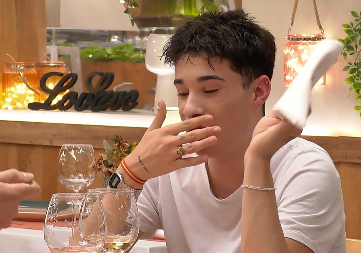 Marc descolocó a Dani en 'First Dates' con su pulsera de España.