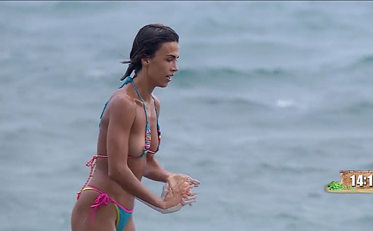 Imagen principal - Sofía Suescun tuvo un problema con el bikini en la prueba de recompensa de 'Supervivientes All Stars'.