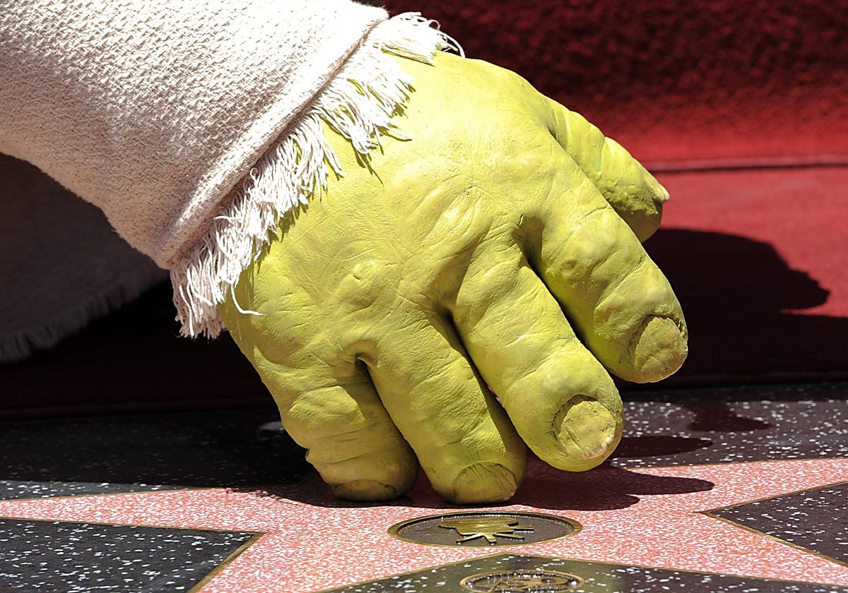 La mano de Shrek toca su estrella en el Paseo de la Fama de Hollywood