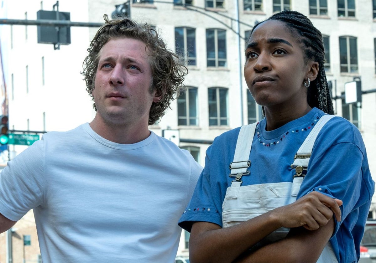 Fotograma de Jeremy Allen White y Ayo Edebiri en 'The Bear'