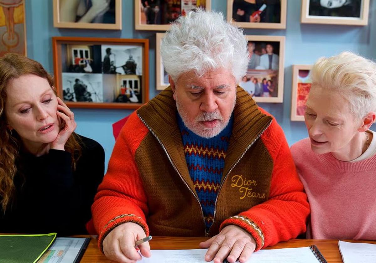 Pedro Almodóvar con Julianne Moore (izquierda) y Tilda Swinton (derecha), durante el rodaje de 'La habitació de al lado'