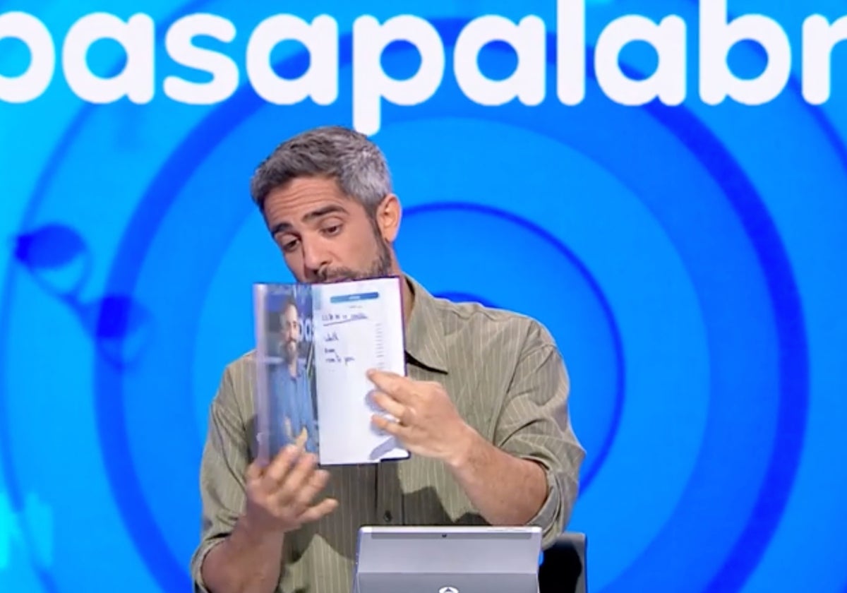 El momento 'tierra trágame' de Roberto Leal en 'Pasapalabra': se le cuela  una nota personal en pleno directo