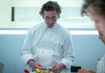 Jeremy Allen White toca el cielo y el infierno en la cocina de 'The Bear'