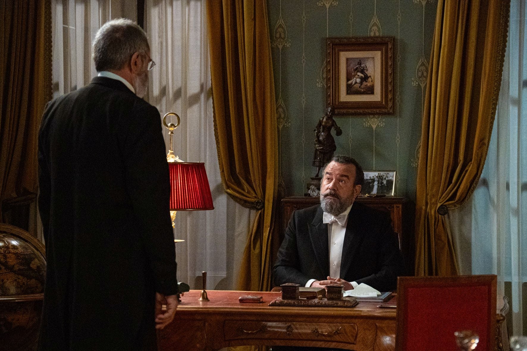 Rómulo, a punto de desvelar al marqués el romance de Jana y Manuel