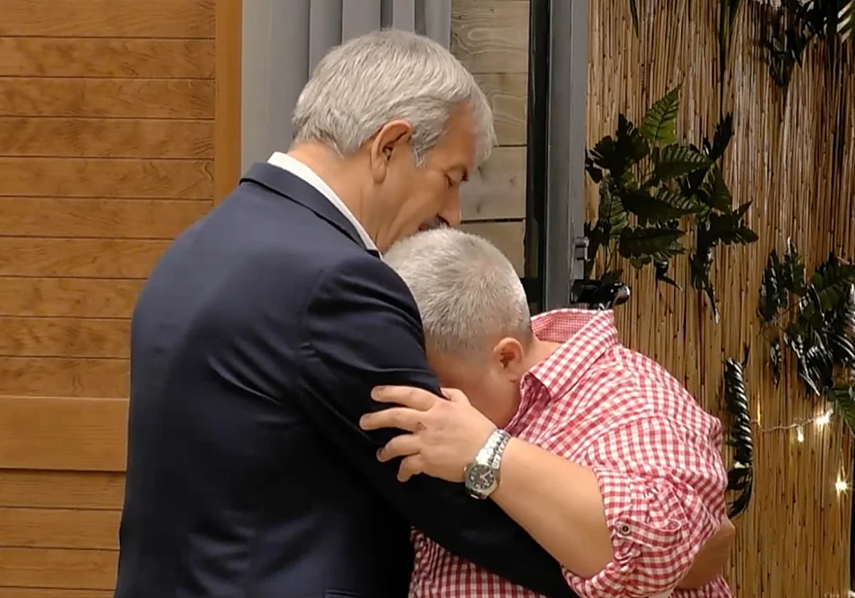 Adela con Carlos Sobera al entrar en 'First Dates'