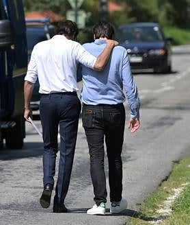 Imagen secundaria 2 - Dos momentos de la llegada de los hijos de Delon, Anthony y Alain-Fabien, a la propiedad de su padre a la que se han acercado centenares de fans a dejar flores