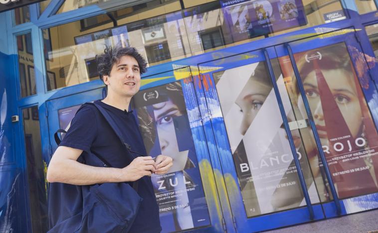 Imagen principal - Arriba, ante la fachada de los Renoir Plaza de España, en la calle Martín de los heros, con los carteles de la trilogía de Kievslovski: «No me gustaron, pero seguramente no las no las vi bien, las debería volver a ver», dice Jonás Trueba, que posa abajo a la sombra del viaducto de Segovia, uno de los escenarios más recurrentes de su filmografía. A la derecha, con el periodista de ABC en la pasadizo de Plaza de los Cubos, donde rodó 'Los ilusos', nombre que también puso a su productora, Los ilusos films