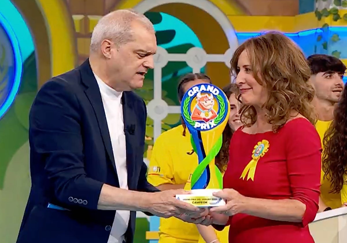 Ramón García le entrega el premio a la alcaldesa de Olvera en la final del 'Grand Prix' 2024