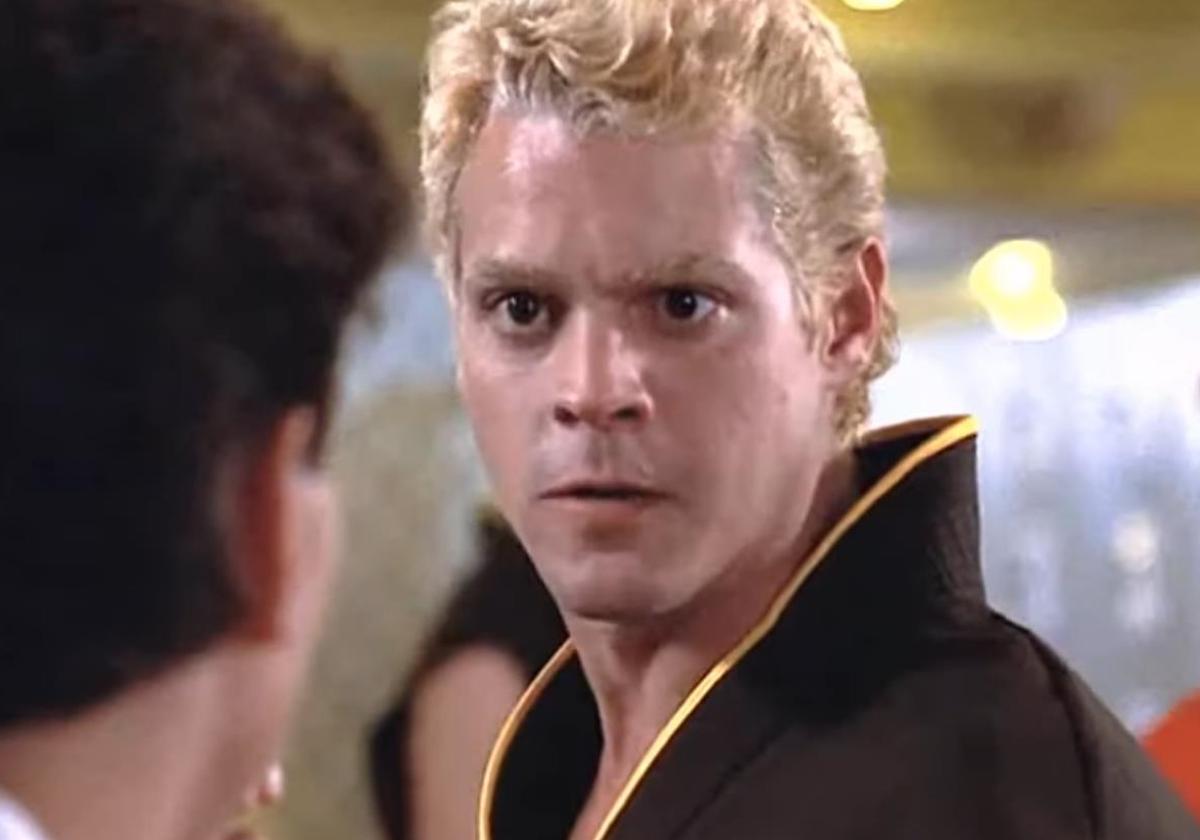El actor Chad McQueen interpretando a Dutch en 'Karate Kid'