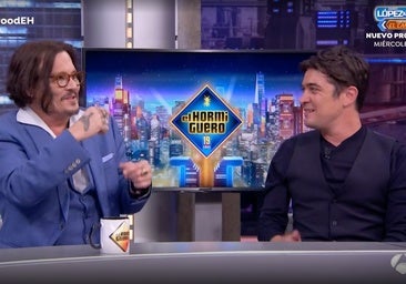 Johnny Depp se estrena en 'El Hormiguero' y Pablo Motos le sorprende con un exclusivo regalo