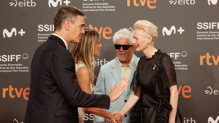 El presidente del Gobierno, Pedro Sánchez (izda), y su mujer, Begoña Gómez, saludan al director de cine Pedro Almodóvar y a la actriz Tilda Swinton, a su llegada a la Gala de entrega del Premio Donostia a Almodóvar, durante el Festival de Cine de San Sebastián