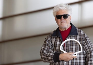 Almodóvar llama a Sánchez «Mr. Guapo» y afirma que hay que pedirle «muchas cosas tanto a nivel político como físico»