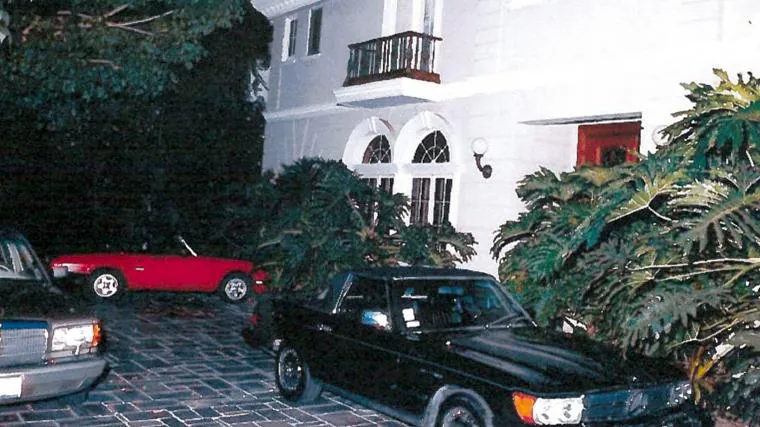 La entrada a la casa de los Menéndez la noche del 20 de agosto de 1989. Al fondo podemos ver el coche rojo que en la serie vemos conduciendo a Lyle