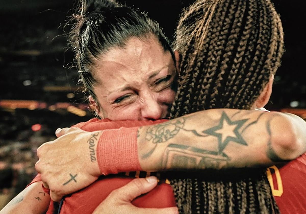 A Anna Torv le sienta la camisa vaquera mejor que a Sánchez