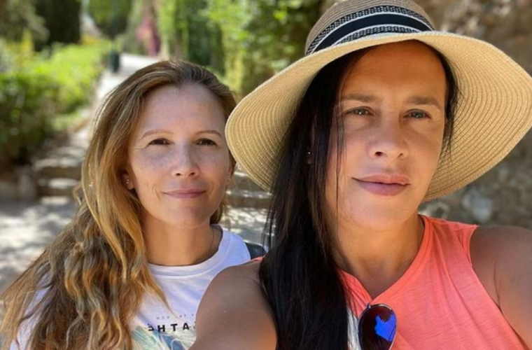 Karla Sofía Gascón junto a su mujer, Marisa, madre de su hija