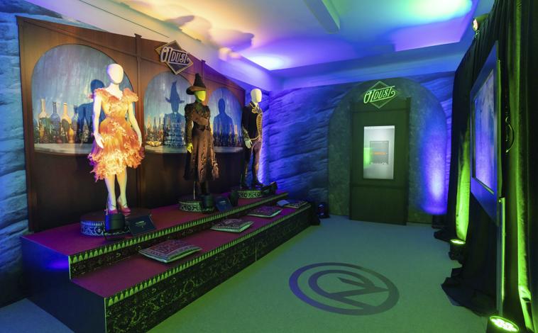 Imagen principal - Tulipanes, baldosas amarillas y un vestuario icónico: así es la exposición gratuita de 'Wicked' en Madrid