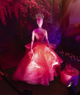 Imagen secundaria 2 - Tulipanes, baldosas amarillas y un vestuario icónico: así es la exposición gratuita de 'Wicked' en Madrid