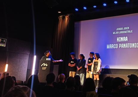 Imagen secundaria 1 - Arriba, Javier Fuentes Feo, director de la Muestra de Cine de Lanzarote, durante la clausura de la 14ª edición. Abrajo, Marco Panatonic, dirctor de 'Kinra', ganador del premio del jurado joven. A la derecha, Kamal Aljafari 