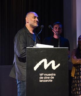 Imagen secundaria 2 - Arriba, Javier Fuentes Feo, director de la Muestra de Cine de Lanzarote, durante la clausura de la 14ª edición. Abrajo, Marco Panatonic, dirctor de 'Kinra', ganador del premio del jurado joven. A la derecha, Kamal Aljafari 