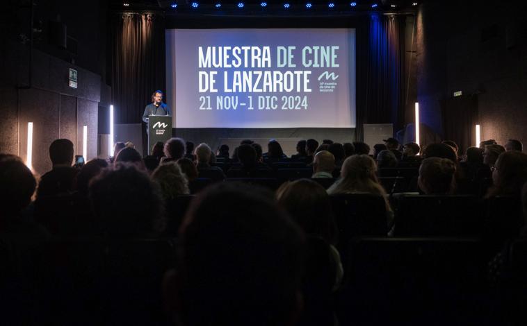 Imagen principal - Arriba, Javier Fuentes Feo, director de la Muestra de Cine de Lanzarote, durante la clausura de la 14ª edición. Abrajo, Marco Panatonic, dirctor de 'Kinra', ganador del premio del jurado joven. A la derecha, Kamal Aljafari 