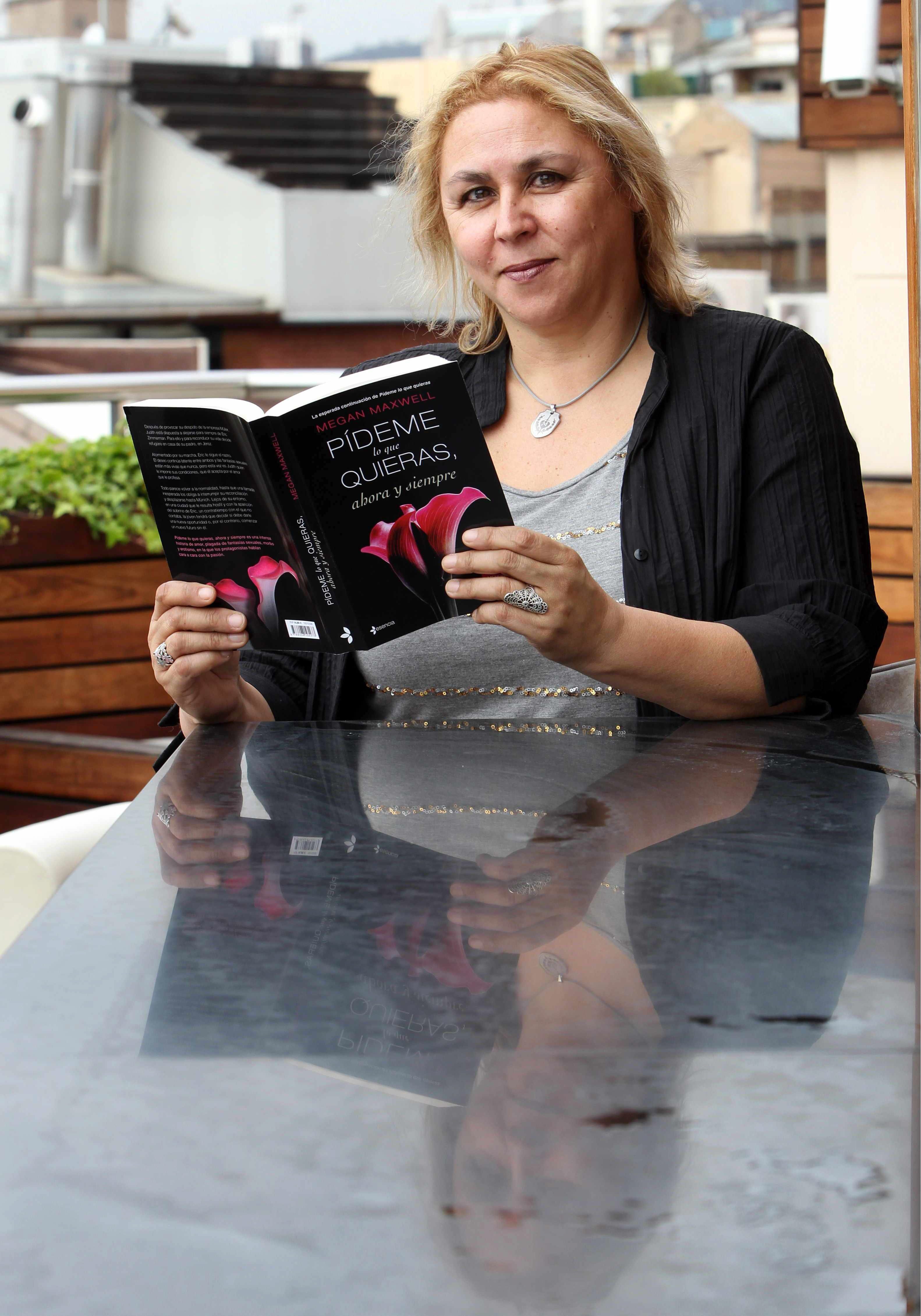 Megan Maxwell with her book 'Ask Me Anything'