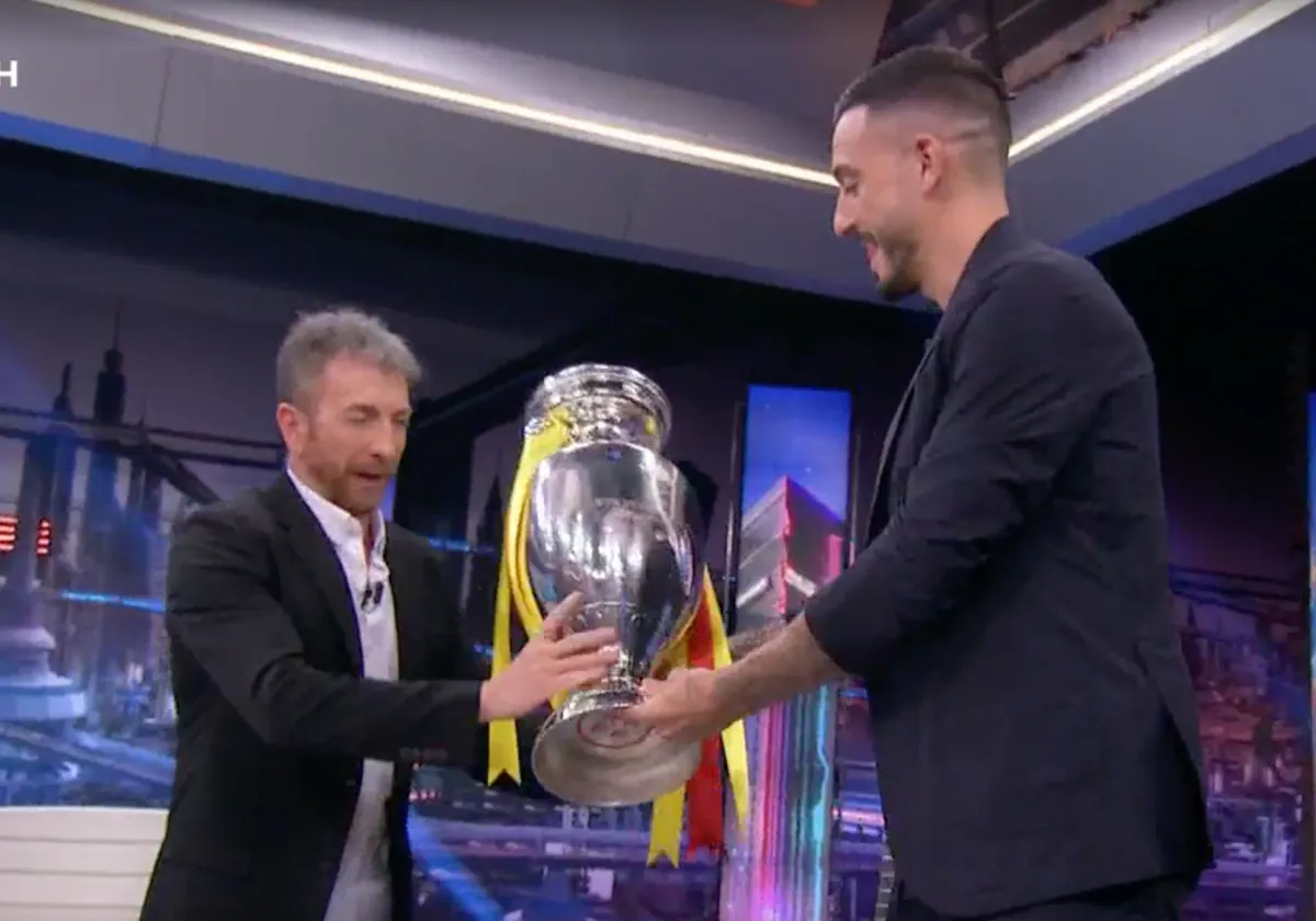 Joselu con el trofeo de la Eurocopa en 'El Hormiguero'